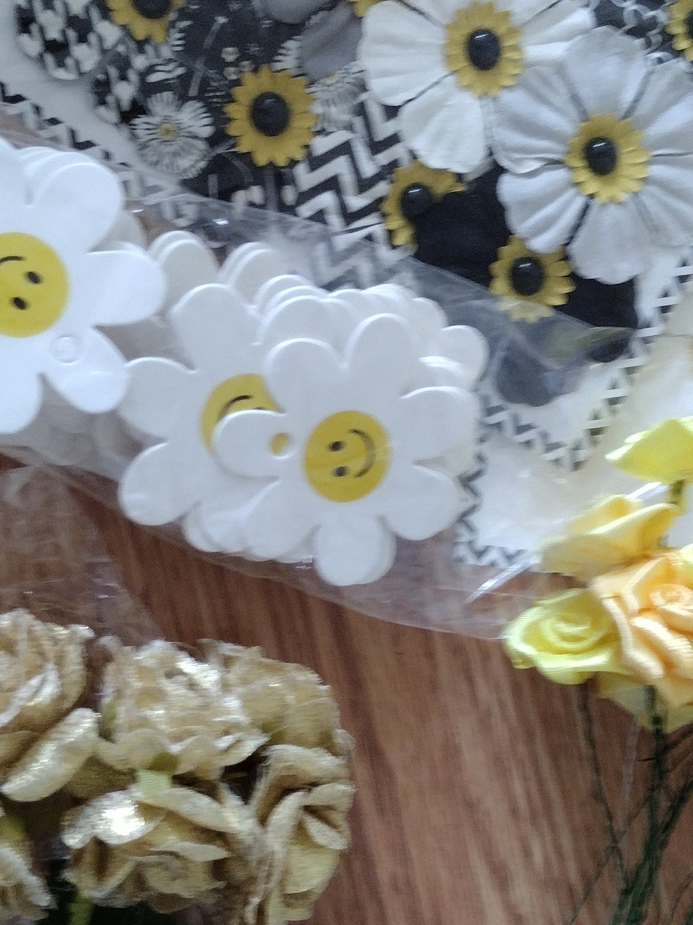 Yellow White Gold Floral & Ribbon Party Craft Kit - Picture 2 of 8